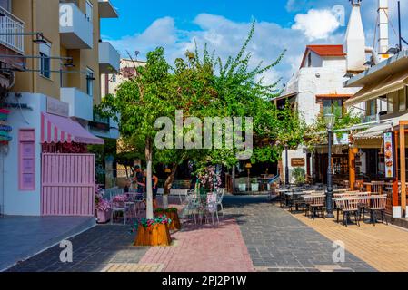 Rhodos, Griechenland, 25. August 2022: Touristenstraße im modernen Teil der Stadt Rhodos, Griechenland. Stockfoto