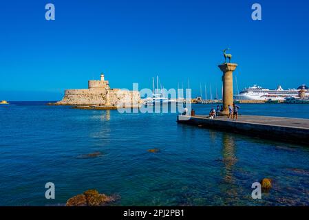 Rhodos, Griechenland, 27. August 2022: Festung St. Nikolaus auf der griechischen Insel Rhodos. Stockfoto