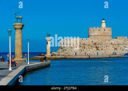 Rhodos, Griechenland, 27. August 2022: Festung St. Nikolaus auf der griechischen Insel Rhodos. Stockfoto