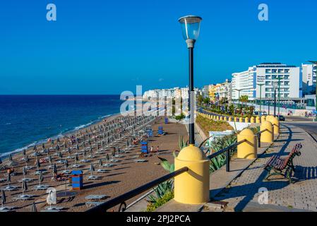 Rhodos, Griechenland, 27. August 2022: Vogelperspektive auf Elli Beach in Rhodos-Stadt in Griechenland. Stockfoto