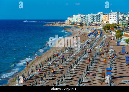 Rhodos, Griechenland, 27. August 2022: Vogelperspektive auf Elli Beach in Rhodos-Stadt in Griechenland. Stockfoto