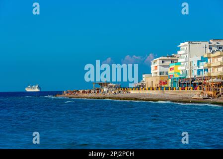 Rhodos, Griechenland, 27. August 2022: Vogelperspektive auf Elli Beach in Rhodos-Stadt in Griechenland. Stockfoto