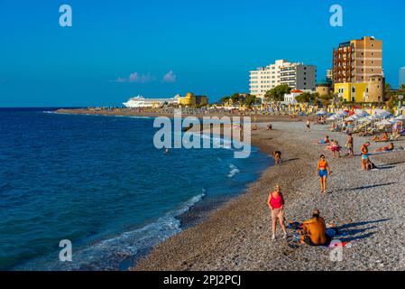 Rhodos, Griechenland, 27. August 2022: Vogelperspektive auf Elli Beach in Rhodos-Stadt in Griechenland. Stockfoto