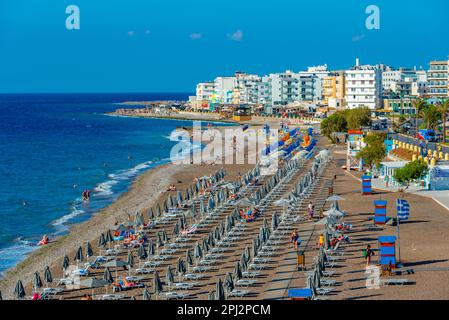 Rhodos, Griechenland, 27. August 2022: Vogelperspektive auf Elli Beach in Rhodos-Stadt in Griechenland. Stockfoto