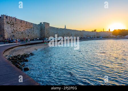 Rhodos, Griechenland, 27. August 2022: Sonnenuntergang über die alte Festung auf Rhodos in Griechenland. Stockfoto