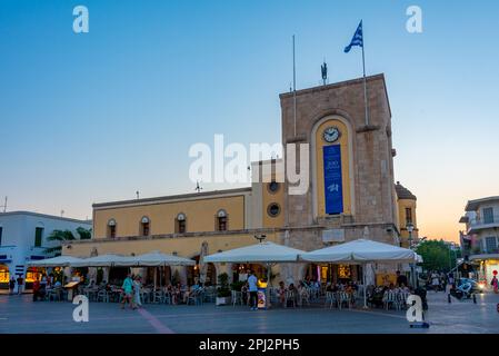 Kos, Griechenland, 28. August 2022: Sonnenuntergang über dem Eleftherias Central Square in Kos, Griechenland. Stockfoto