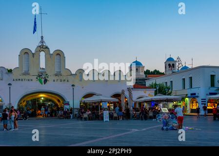 Kos, Griechenland, 28. August 2022: Sonnenuntergang über dem Eleftherias Central Square in Kos, Griechenland. Stockfoto