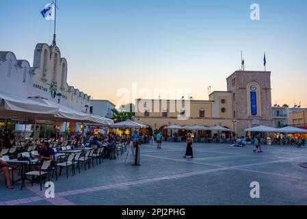 Kos, Griechenland, 28. August 2022: Sonnenuntergang über dem Eleftherias Central Square in Kos, Griechenland. Stockfoto