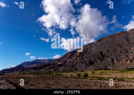 Zerklüftete Berglandschaft von der Ruta 51 auf dem Weg nach Salta, Provinz Salta, Argentinien Stockfoto