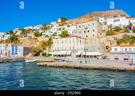 Hydra, Griechenland, 4. September 2022: Strandpromenade am Hafen von Hydra in Griechenland. Stockfoto