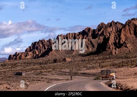 Zerklüftete Berglandschaft von der Ruta 51 auf dem Weg nach Salta, Provinz Salta, Argentinien Stockfoto