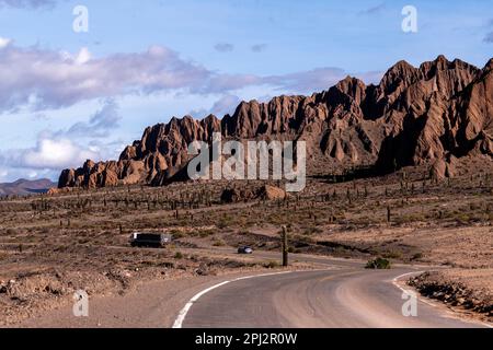 Zerklüftete Berglandschaft von der Ruta 51 auf dem Weg nach Salta, Provinz Salta, Argentinien Stockfoto