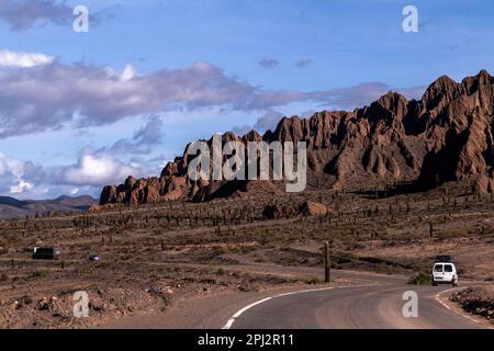 Zerklüftete Berglandschaft von der Ruta 51 auf dem Weg nach Salta, Provinz Salta, Argentinien Stockfoto