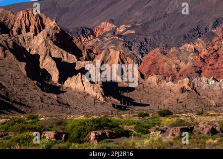 Zerklüftete Berglandschaft von der Ruta 51 auf dem Weg nach Salta, Provinz Salta, Argentinien Stockfoto