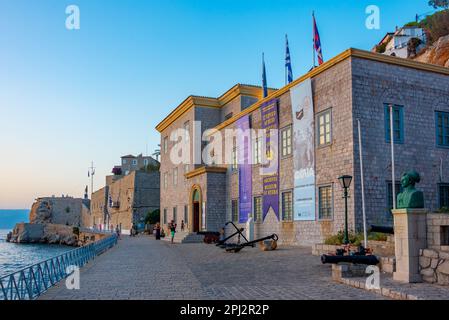 Hydra, Griechenland, 4. September 2022: Historische Archive am Hafen von Hydra in Griechenland. Stockfoto