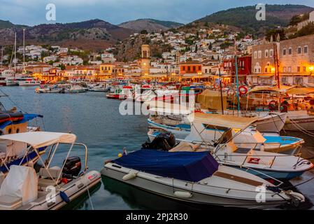 Hydra, Griechenland, 5. September 2022: Sunrise view of Port of Hydra in Greece. Stockfoto