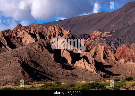 Zerklüftete Berglandschaft von der Ruta 51 auf dem Weg nach Salta, Provinz Salta, Argentinien Stockfoto