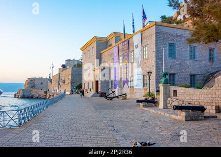 Hydra, Griechenland, 4. September 2022: Historische Archive am Hafen von Hydra in Griechenland. Stockfoto