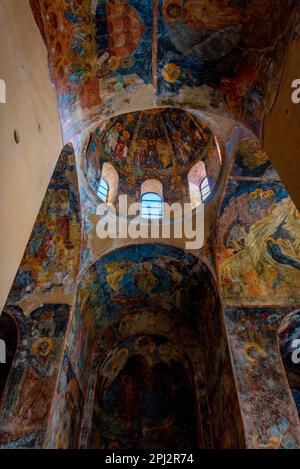 Mystras, Griechenland, 7. September 2022: Dekoriertes Kloster der Jungfrau Maria Perivleptos von Mystras archäologische Stätte in Griechenland. Stockfoto