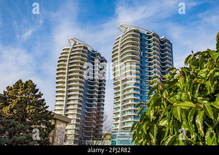 Ein Hochhaus am blauen Himmel. Wohnungs- oder Apartmentgebäude. Man Blickt Auf Das Blaue Moderne Gebäude. Architektur im modernen Gebäude GLA Stockfoto