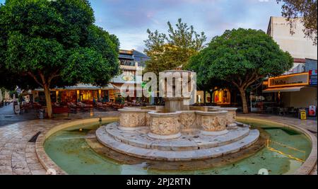 Heraklion, Griechenland, 24. August 2022: Sonnenaufgang des Morosini-Brunnens in der griechischen Stadt Heraklion auf Kreta. Stockfoto