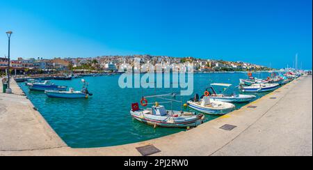 Sitia, Griechenland, 18. August 2022: Yachthafen im griechischen Hafen Sitia auf der Insel Kreta. Stockfoto