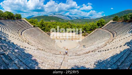Epidavros, Griechenland, 4. September 2022: Antikes Theater am Asclepieion von Epidaurus in Griechenland. Stockfoto