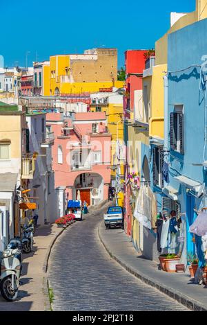 Procida, Italien, 24. Mai 2022: Blick auf eine farbenfrohe Straße auf der italienischen Insel Procida. Stockfoto