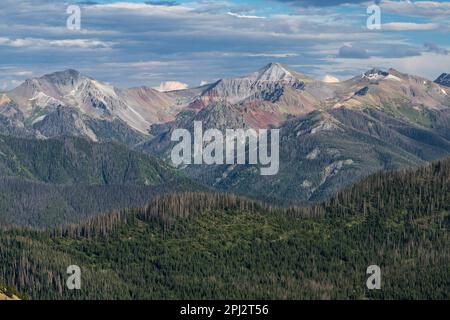 12.881 Fuß langer Trek, Mountain13.158 Fuß Montezuma Peak und der Unicorn Mountain, der 13.020 Fuß ist, werden vom Lobo Overlook in der Nähe von Wolf Creek aus gesehen. Stockfoto