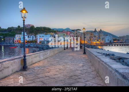 Ischia, Italien, 22. Mai 2022: Blick auf die Stadt Porto d'Ischia vom Meer aus von einer Brücke zur Aragonesischen Burg auf der Insel Ischia, Italien. Stockfoto