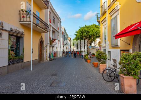 Ischia, Italien, 22. Mai 2022: Blick auf eine farbenfrohe Straße der Stadt Forio auf der Insel Ischia, Italien. Stockfoto