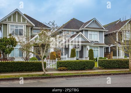 Wunderschöne Außenansicht Des Hauses. Außenansicht Des Immobiliengebäudes. Große Häuser mit Zaun. Häuser mit blauem Himmel. Niemand, Straßenfoto Stockfoto