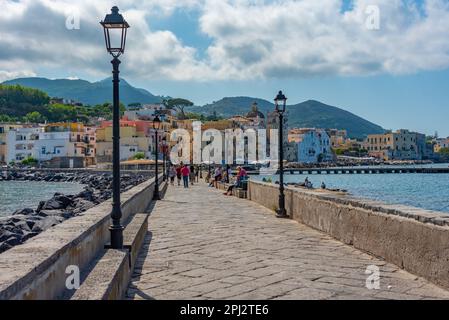 Ischia, Italien, 22. Mai 2022: Blick auf die Stadt Porto d'Ischia vom Meer aus von einer Brücke zur Aragonesischen Burg auf der Insel Ischia, Italien. Stockfoto