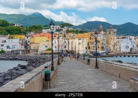 Ischia, Italien, 22. Mai 2022: Blick auf die Stadt Porto d'Ischia vom Meer aus von einer Brücke zur Aragonesischen Burg auf der Insel Ischia, Italien. Stockfoto