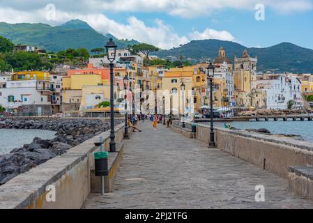 Ischia, Italien, 22. Mai 2022: Blick auf die Stadt Porto d'Ischia vom Meer aus von einer Brücke zur Aragonesischen Burg auf der Insel Ischia, Italien. Stockfoto