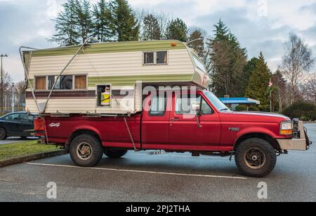 LKW mit Wohnmobil auf einem Parkplatz in Vancouver, BC, Kanada. Ein Pickup-Wohnmobil wird auf einem Lkw auf der Straße montiert. Reisen durch Kanada. Niemand, Straßenpho Stockfoto