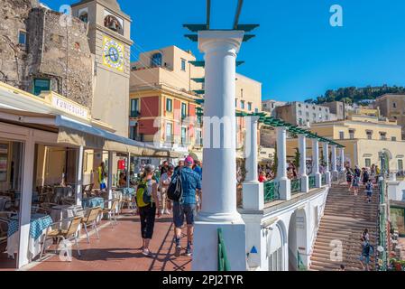 Capri, Italien, 20. Mai 2022: Die Menschen genießen den Blick über Capri vom Balkon neben dem Hauptplatz, Italien. Stockfoto