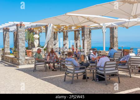 Capri, Italien, 20. Mai 2022: Die Menschen genießen den Blick über Capri vom Balkon des Monte Solaro, Italien. Stockfoto