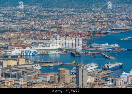 Neapel, Italien, 19. Mai 2022: Panoramablick auf die Bucht von Neapel, dominiert vom Vulkan Vesuv. Stockfoto