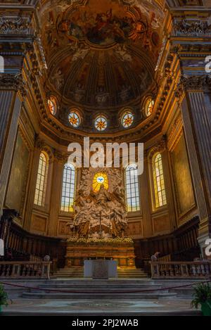 Neapel, Italien, 19. Mai 2022: Innere der Kathedrale Santa Maria Assunta in der italienischen Stadt Neapel. Stockfoto