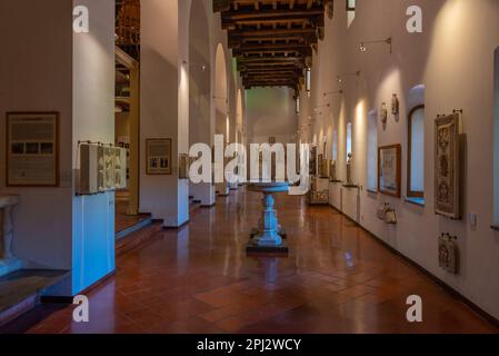 Neapel, Italien, 19. Mai 2022: Kunstsammlung im Kloster Santa Chiara in Neapel, Italien. Stockfoto