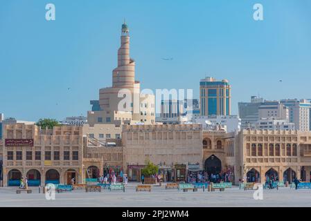 Doha, Katar, 17. Januar 2022: Fanar Masjid Moschee und traditioneller Marktplatz am Souk waqif in Doha, Katar. Stockfoto