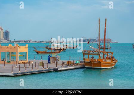 Doha, Katar, 16. Januar 2022: Traditionelle Dhows, die in Doha in Katar vor Anker gehen. Stockfoto