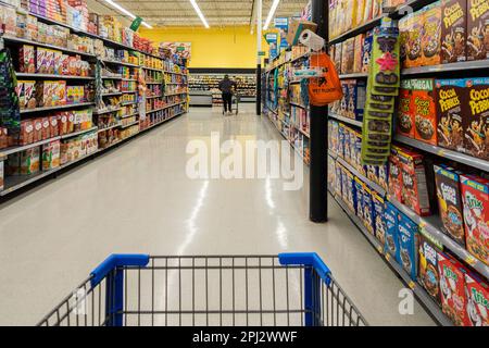 In einem Walmart-Supercenter in Wichita, Kansas, USA, geht ein entfernter Einkaufsbummel durch die Getreidebox. Stockfoto