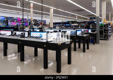 Elektronikabteilung in einem Walmart-Supercenter in Wichita, Kansas, USA. Telefone, Laptops, fitbits, Fernseher. Stockfoto