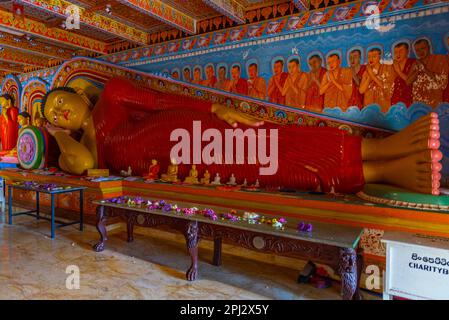 Anuradhapura, Sri Lanka, 9. Februar 2022: Buddha in Isurumuniya Rajamaha Viharaya Tempel nahe Anuradhapura in Sri Lanka. Stockfoto