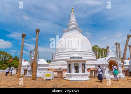 Anuradhapura, Sri Lanka, 9. Februar 2022: Thuparamaya Dagaba in Anuradhapura in Sri Lanka. Stockfoto