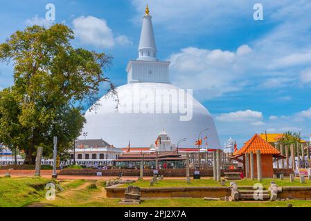 Anuradhapura, Sri Lanka, 9. Februar 2022: Ruwanweli Maha Seya Stupa erbaut in Anuradhapura, Sri Lanka. Stockfoto