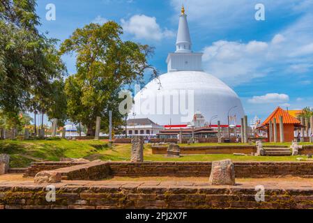 Anuradhapura, Sri Lanka, 9. Februar 2022: Ruwanweli Maha Seya Stupa erbaut in Anuradhapura, Sri Lanka. Stockfoto