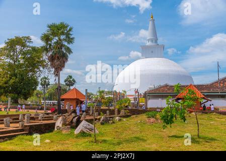 Anuradhapura, Sri Lanka, 9. Februar 2022: Ruwanweli Maha Seya Stupa erbaut in Anuradhapura, Sri Lanka. Stockfoto